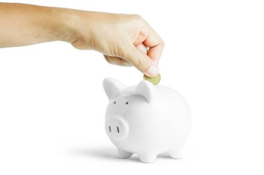 İnsan eli kesme yolu olan beyaz domuz kumbarasına bozuk para atıyor.