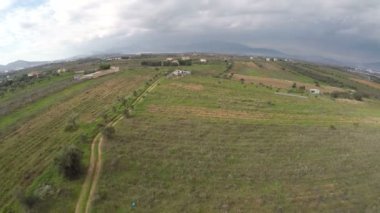 Sonsuz tarlaların üzerinde hızla uçuyor. Tüm hd video.