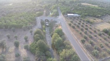 Küçük taştan köprüsü olan kırsal bir bölgenin havadan görüntüsü..