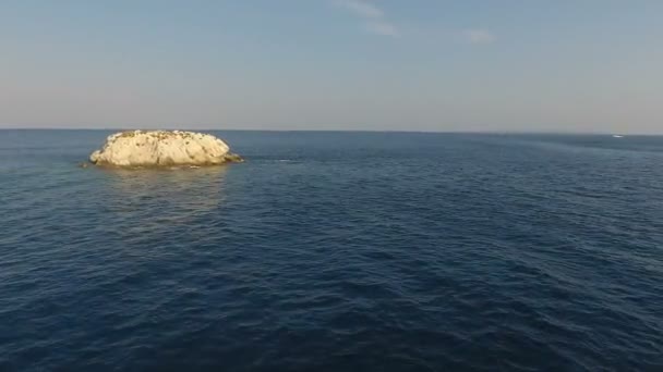 Flyger Runt Liten Barron Holme Egeiska Havet Grekland — Stockvideo