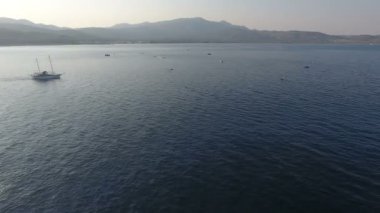 Bütün teknelerin birlikte balık tuttuğu bir balıkçılık alanının üzerinde uçuyorlar.