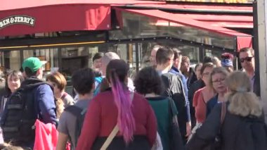 Paris 'teki Saint Michel rıhtımında hareket eden yayalara yakın durun. 17 Nisan 2018