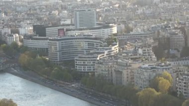 Paris 'teki Seine nehrinin yanındaki bazı büyük binaların havadan görüntüsü. Uzaklaştır
