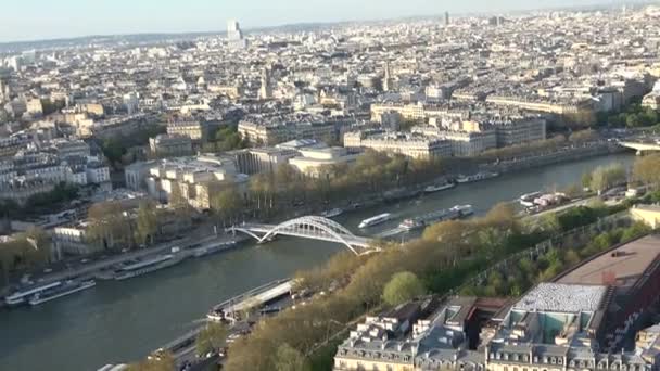 パリ市内を横断するセーヌ川のパノラマビュー — ストック動画