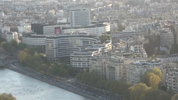 Вид Воздуха Несколько Больших Зданий Берегу Сены Париже Zoom Out — стоковое видео