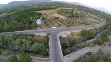 Yunanistan 'ın Samos adasındaki Mili köyünün küçük geleneksel köprüsünün hava manzarası.