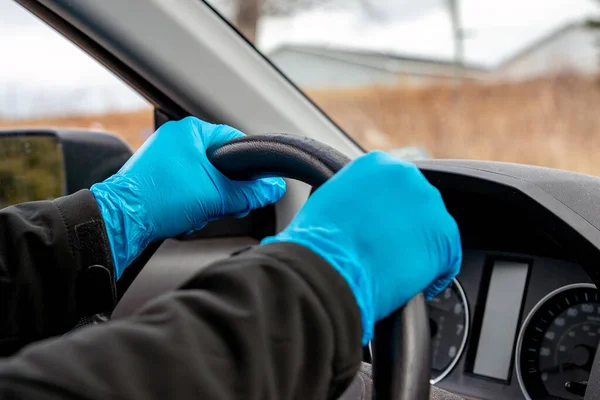 Mãos Com Luvas Látex Azul Conduzem Carro Vista Perto Profundidade — Fotografia de Stock