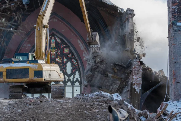 Action Shot Large Unmarked Backhoe Demolishing Gothic Church Lots Dust — Stock Photo, Image