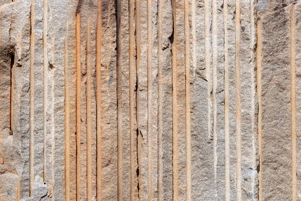 在岩石采石场的悬崖上的一系列垂直线 这些线是通过用来把岩石表面与悬崖分开的钻头形成的 阳光灿烂的日子 — 图库照片