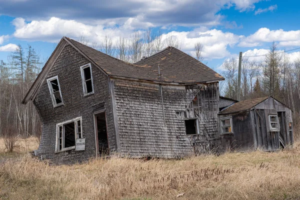 荒废的房子 正在田野里倒塌 窗户和门开了 前面没有非法闯入的标志 蓝天乌云 — 图库照片