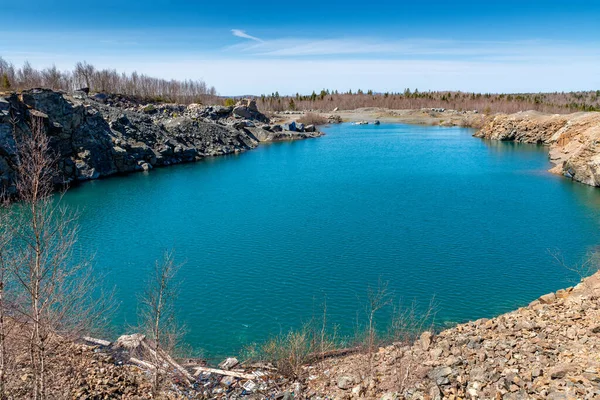 Старий Кар Наповнений Водою Робить Його Ставком Вода Блакитно Зелена — стокове фото