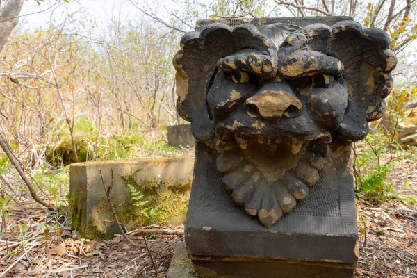 Ancient Stone Gargoyle Face Shipped Damaged Resting Ruins Shadows Bright — Stock Photo, Image
