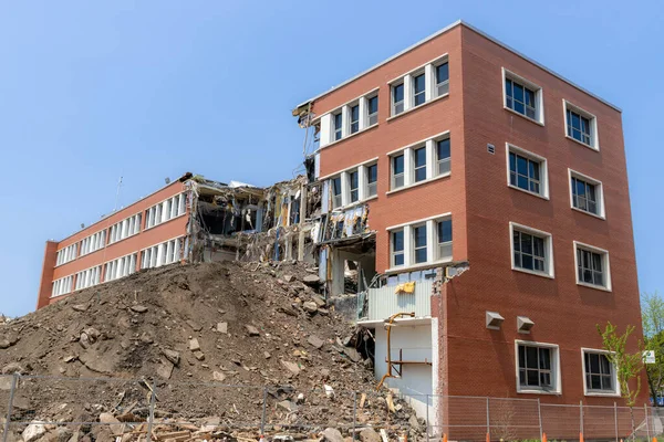 Partially Demolished Building Much Center Building Missing Large Pile Dirt — Stock Photo, Image