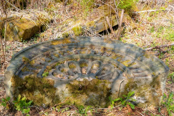 Semi Circular Stone Carving Resting Ruins Shadows Bright Sunny Day — Stock Photo, Image