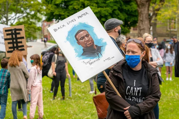圣约翰 加拿大 2020年6月14日 黑人生命问题集会 一名戴面具的抗议者手持标牌 上面印有乔治 弗洛伊德的照片 — 图库照片