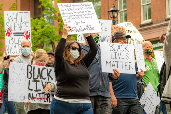 加拿大Nb圣约翰 2020年6月14日 抗议者在游行支持黑人生命物质运动时举着标语 — 图库照片