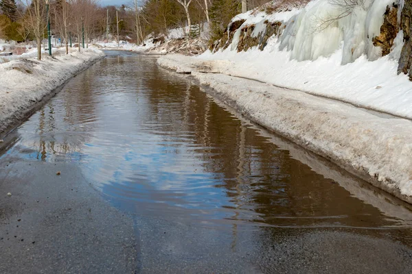 Затоплена Дорога Взимку Снігові Береги Біля Дороги Небо Відбивається Воді — стокове фото