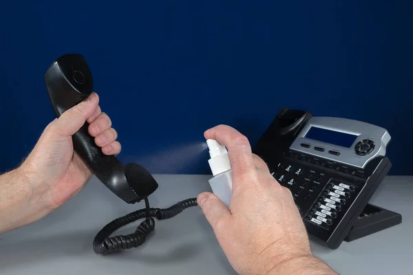 Limpiar Auricular Teléfono Con Una Botella Alcohol Aerosol Está Rociando — Foto de Stock