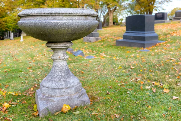 Ptačí Koupel Kopci Hřbitově Pohled Rovný Okrajem Vany Graves Background — Stock fotografie