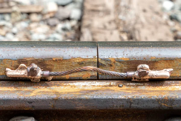 Närbild Tågspåret Med Liten Kabel Svetsad För Att Ansluta Två — Stockfoto