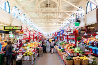 Saint John, NB, Kanada - 20 Temmuz 2019 Saint John City Market 'in içinde. İnsanlar üretim, sanat ve el sanatları için alışveriş yapıyorlar. Ulusal tarihi bir yer olan piyasa 1876 yılında tamamlandı..