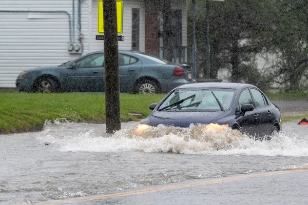 Saint John Canada Settembre 2019 Auto Attraversa Acqua Una Strada — Foto Stock