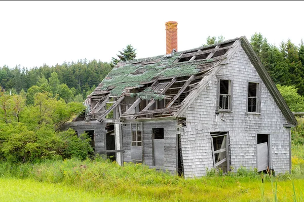 一间破旧的破房子屋顶大部分都不见了 窗户上也没有玻璃 看来它很快就会倒塌了 — 图库照片