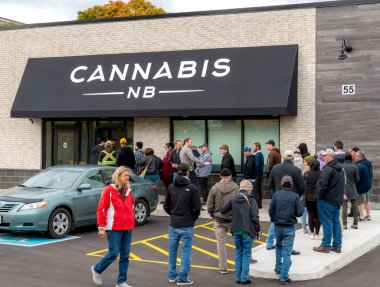 Saint John, New Brunswick, Kanada - 17 Ekim 2018: İnsanlar, Kanada 'da yasallaşmanın ilk gününde bir esrar dükkanından yasal olarak esrar almak için sıraya girerler.