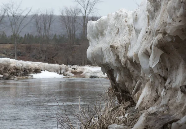 Велика Стіна Яремного Льоду Біля Річки Мертва Трава Камінь Нижче — стокове фото