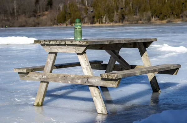 Дерев Яний Стіл Пікніка Замерзлому Озері Столі Лежить Зелена Пляшка — стокове фото