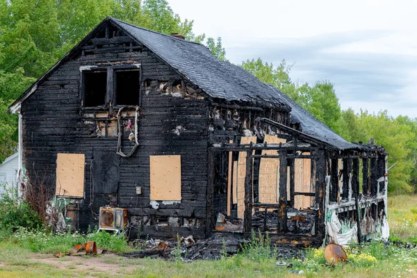 Ett Bränt Hus Utsidan Byggnaden Helt Förkolnad Svart Förutom Plywood — Stockfoto