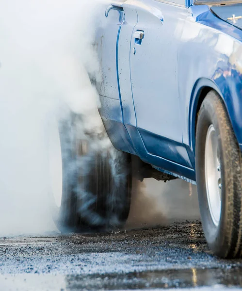 Carro Fazer Burnout Pneu Traseiro Está Girando Muito Rápido Fazendo — Fotografia de Stock