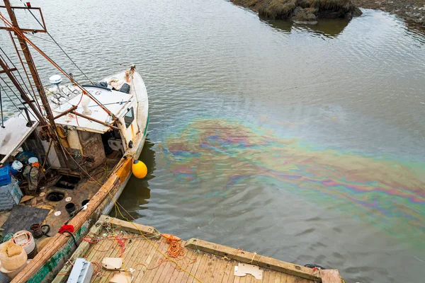 Нефтяной Слиток Воде Рядом Старой Ветхой Рыбацкой Лодкой Творог Яркий — стоковое фото