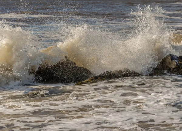 Ocean Wave Breaking Rocks Fast Shutter Speed Used Freeze Spray — Stock Photo, Image