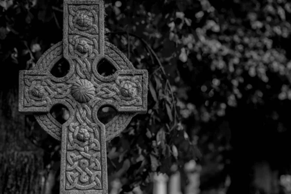 Verziertes Keltisches Kreuz Schwarz Weiß Dunkle Szene — Stockfoto