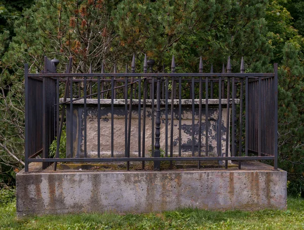 Old Dark Grave Crypt Surrounded Wrought Iron Fence Sunset Crypt — Stock Photo, Image