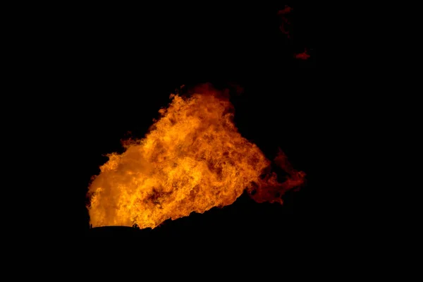 夜に一つの炎の山 これは製油所のフレアスタックです 目に見えるのは黒い背景の炎だけです 風に吹かれて炎 — ストック写真
