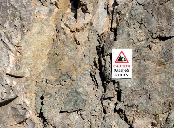 Uwaga Falling Rocks Znak Boku Pionowego Klifu Wapiennego Jest Miejsce — Zdjęcie stockowe