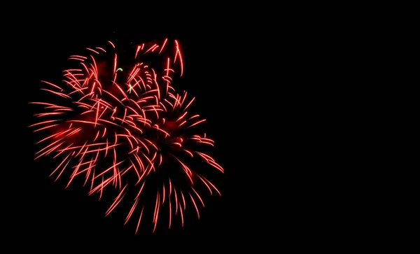 Primo Piano Dei Fuochi Artificio Nel Cielo Bandiere Rosse Breve — Foto Stock