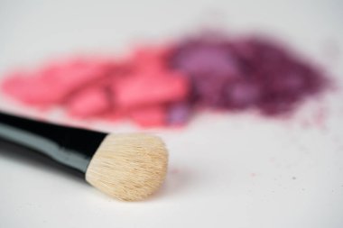 Göz pudrası pembe ve mor renklerde