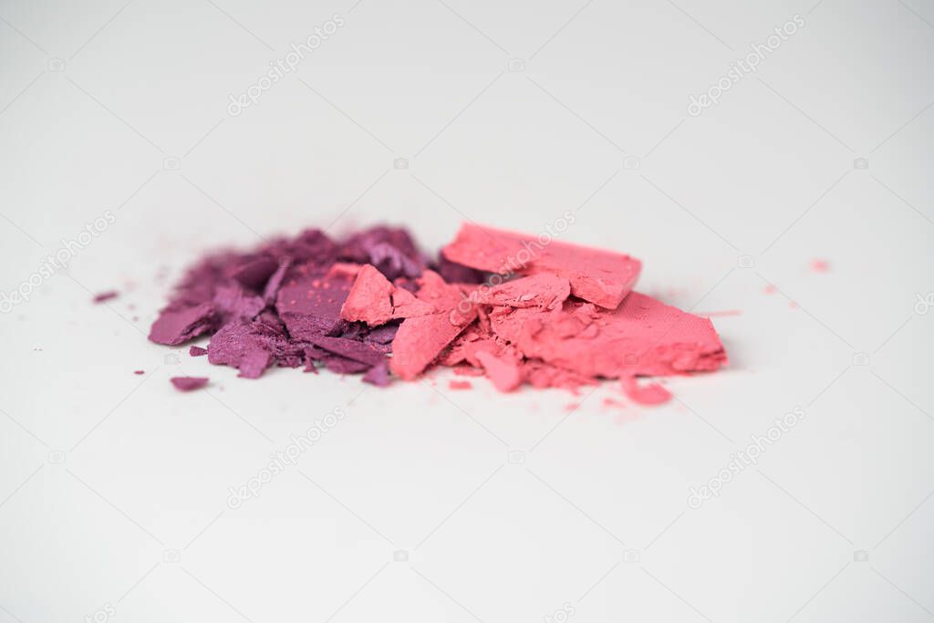 Eye shadow powder in pink and violet colors