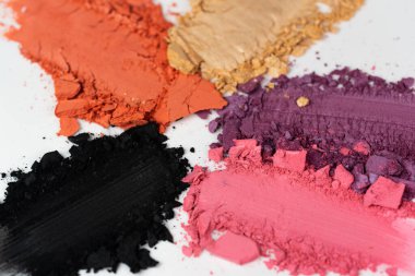 Göz boyası pudrası pembe, mor, bej, turuncu ve siyah renklerde..