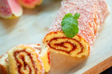 İsviçre dürümü, rulo pasta, tipik Brezilya tatlısı, kuzeydoğu bölgesinden. Dilimlenmiş pasta rulosu ve guava ezmesi.