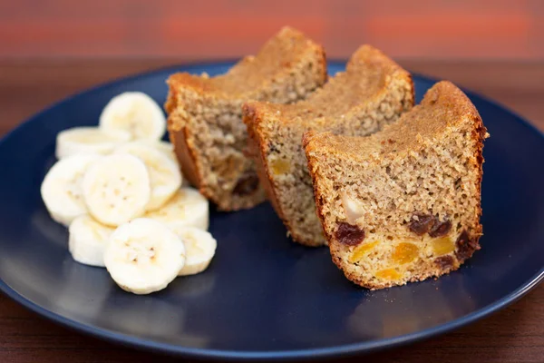 Rebanada Pastel Plátano Relleno Pasas Nueces Brasil Albaricoque Azúcar — Foto de Stock