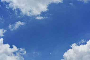 açık gökyüzü küçük bulutlar bir kalbe benziyordu.