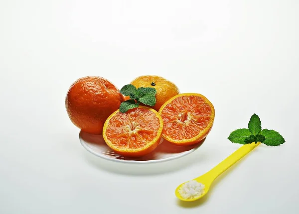 Cut Half Juicy Oranges Placed White Plate — Stock Photo, Image