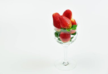 Beyaz arka planda büyük boyutta çilek