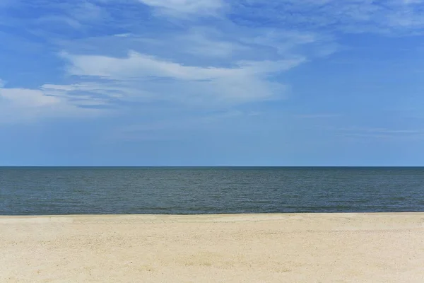 Weißer Sand Blaues Meer Und Klarer Himmel Einem Strahlenden Tag — Stockfoto