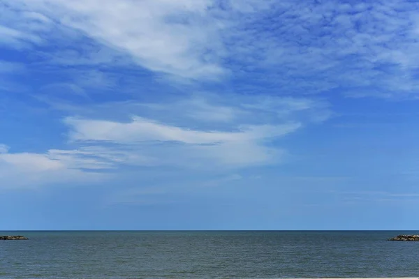 Weißer Sand Blaues Meer Und Klarer Himmel Einem Strahlenden Tag — Stockfoto
