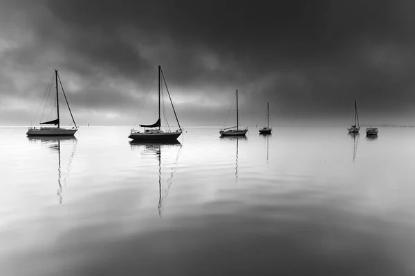 Misty Morning Sunrise Waterscape Boats Black White Koolewong Waterfront Central — Φωτογραφία Αρχείου